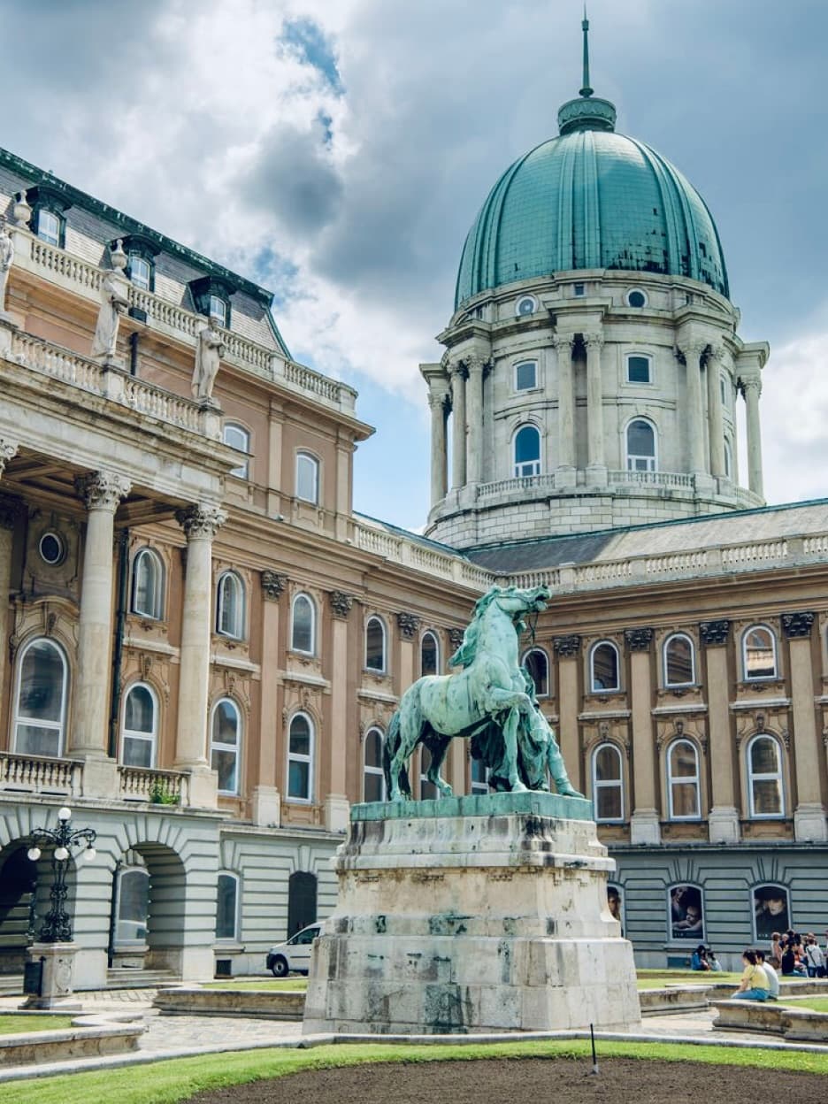 Zboruri către Budapesta (BUD)